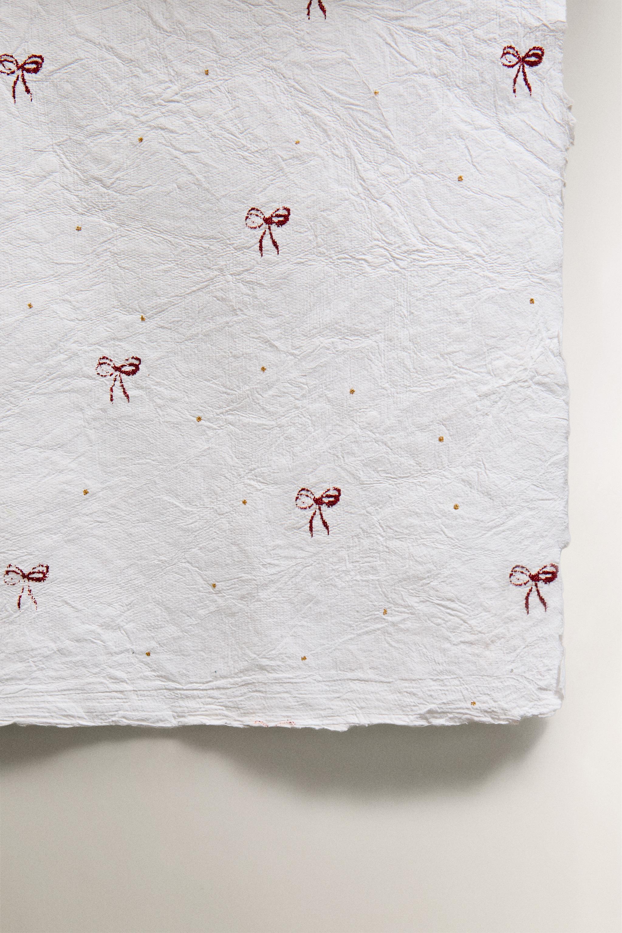 CHRISTMAS WRAPPING PAPER WITH BOWS